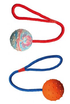 Hračka TRIXIE míč gumový na provaze 30 cm (1ks)