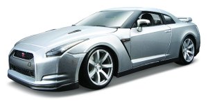 Bburago 1:18 2009 Nissan GT-R Metallic stříbrná 18-12079 - VÝPRODEJ